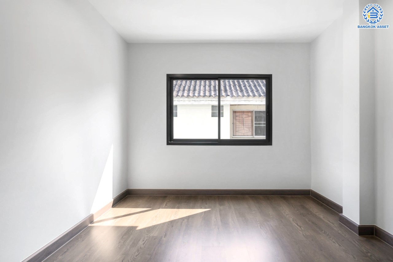 คฤหาสน์ตกแต่งใหม่ ดีไซน์สุด Luxury ม.กฤษดานคร18 บรมราชชนนี หลังมุม เนื้อที่ 77 ตร.ว. บนพื้นที่ใช้สอยมากถึง 320 ตร.ม. อีกระดับของฟังก์ชัน 6 ห้องนอน 2 ห้องน้ำ 1 ห้องอเนกประสงค์ จอดรถได้ 2 คัน บรรยากาศสุด Private บนทำเลศักยภาพเชื่อมต่อหลายเส้นทาง ใกล้เซ็นทรัลปิ่นเกล้า ม.มหิดล , ทางด่วน "กาญจนาภิเษก"...